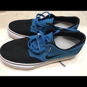 Nike boys size 4Y canvas shoes